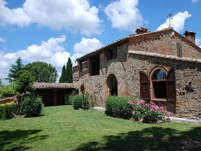 Magnifico casale in pietra nel cuore della toscana