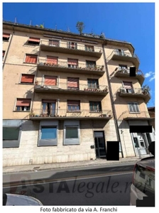 Appartamento a Prato, 5 locali, 2 bagni, 134 m², 3° piano, buono stato