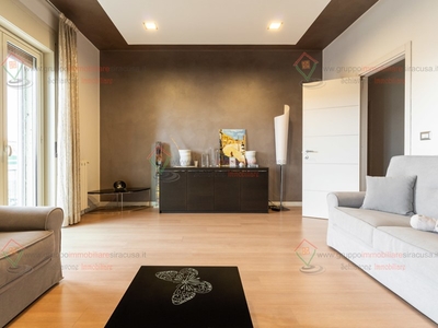 Appartamento in Vendita a Siracusa, zona Teracati Grotticelle, 220'000€, 194 m², con Box