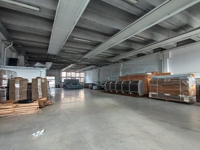 Capannone in Vendita a Vicenza, 450'000€, 900 m²