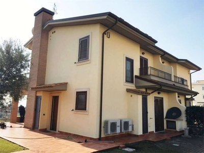 Casa Bi - Trifamiliare in Vendita a Formia