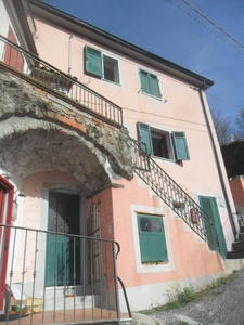 Casa semi indipendente da ristrutturare in zona Caprigliola a Aulla