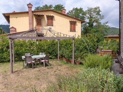 Casa vacanze 'Castello Di Mangona' con vista sulle montagne e giardino privato