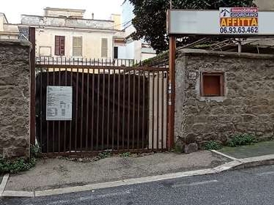 Negozio / Locale in affitto a Genzano di Roma