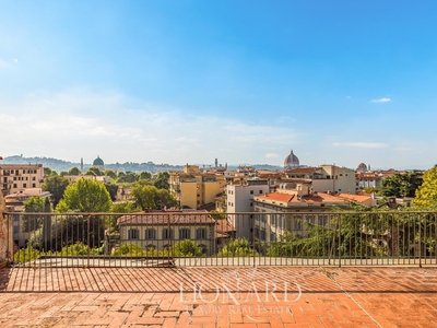 Residenza di lusso con terrazza panoramica e garage privato in vendita a Firenze