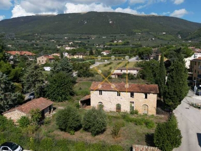 Rustico-Casale-Corte in Vendita ad Assisi - 110000 Euro