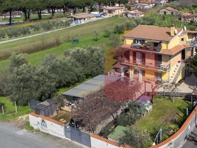 San Cesareo:Villa unifamiliare divisa in tre unità abitativ