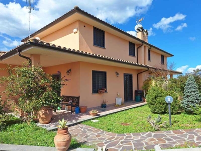 Villa in Vendita ad Morlupo - 440000 Euro
