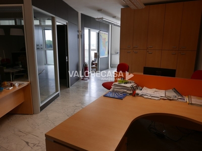 Ufficio in Affitto a Massa, 1'000€, 90 m²