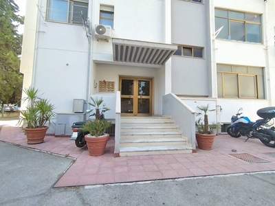 Ufficio in Affitto a Palermo, zona Galilei, 500€, 70 m²