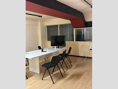 Ufficio in Affitto a Pistoia, 1'500€, 150 m²
