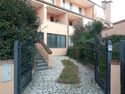 Villa a schiera in Viale Dante Alighieri 93 in zona Lido Degli Estensi a Comacchio