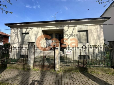 Villa in Via Tortona 50 in zona Infrangibile a Piacenza