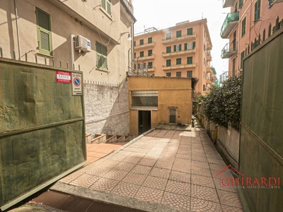 Magazzino in vendita a Genova via Andrea del Sarto, 49r