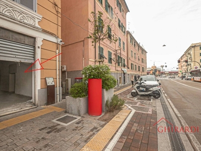 Magazzino in vendita a Genova via Cornigliano, 394r