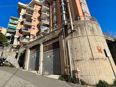 Magazzino in vendita a Genova via Giulia De Vincenzi, 89