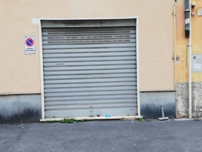 Magazzino in vendita a Genova via San Pier d'Arena, 16r
