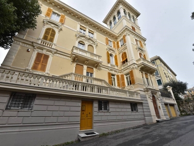 Magazzino in vendita a Genova viale Francesco Gambaro