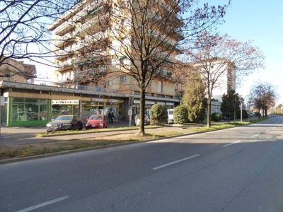 Negozio in vendita a Bergamo via Giosuè Carducci, 7