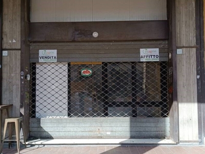 Negozio in vendita ad Avellino via Fratelli del Gaudio