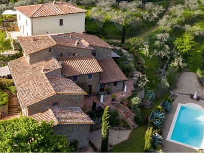 Accogliente casa a Montevarchi con giardino e piscina