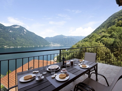 Appartamento 5 Il Tornante con vista sul lago e sulle montagne, Wi-Fi, A/C e balcone