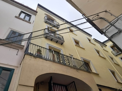 Appartamento in Via Sant'Alferio 13 in zona Centro a Salerno