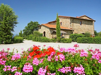 Casa a Montevarchi con piscina e giardino