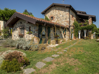 Casa indipendente con giardino in via delle venezie, Gattico-Veruno