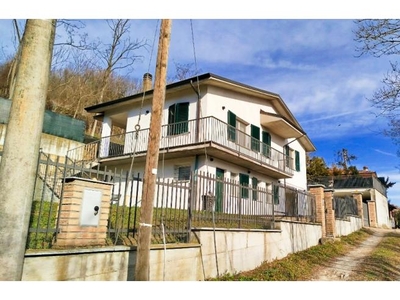 Casa indipendente in vendita a Montecalvo Versiggia