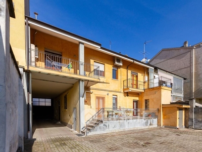 Casa indipendente in Vendita in Via La Thuile 47 a Torino
