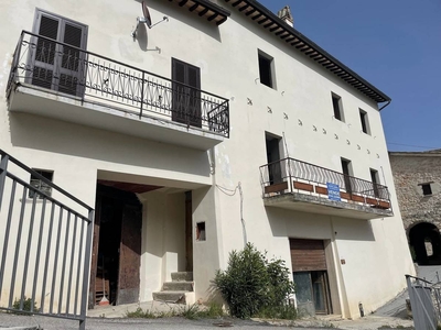 Casa semi indipendente in vendita 3 Stanze da letto a Sellano