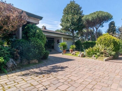 Prestigiosa villa di 451 mq in vendita, Via degli Urali, Roma, Lazio