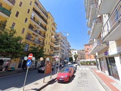 Quadrilocale abitabile in zona Mercatello a Salerno
