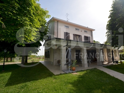 Vendita Villa Via Martiniana, 405, Modena