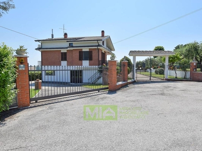 Villa in vendita 4 Stanze da letto a Santa Vittoria In Matenano