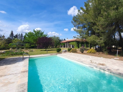 Dimora di campagna con immensa piscina e parco