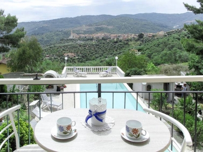 Affascinante appartamento con barbecue, terrazza e piscina + vista panoramica