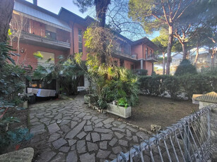 Appartamento quadrilocale al secondo piano con garage in vendita a Milano Marittima