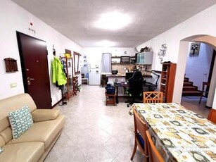 CASA ACCOSTATA TRICAMERE CON AUTORIMESSA