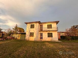 CASA BICAMERE IMMERSA NEL VERDE