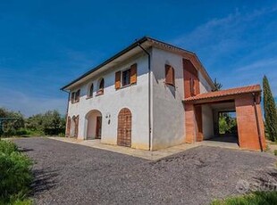 Casa colonica con 4 ettari di terreno