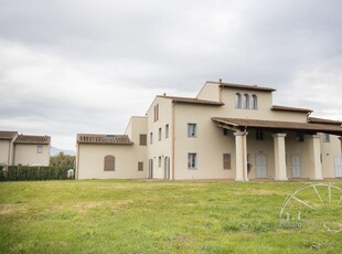 Casa colonica in vendita a Prato