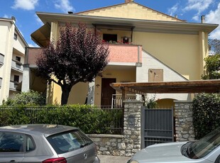 Casa indipendente con giardino in via tobbianese, Prato