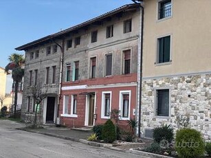 CASA TRICAMERE IN CORTE CON TERRENO DI 1.300 MQ