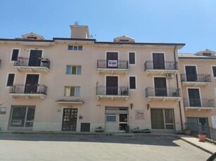 Gianpi Immobiliare Riferimento Agenzia 820Appartamento in zona Santa Croce vicino pizzeria elide di circa 130 mq posto al secondo piano ascensorato. La casa si presenta in ottime condizioni generali, internamente così divisa: soggiorno, cucina abitabile, camera da letto, cameretta, bagno, doppio servizio, ripostiglio. Garage posto al piano seminterrato raggiungibile con ascensore. Per ulteriori informazioni chiamare al numero 3283358358.