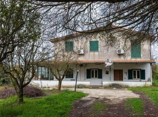 Labico: Villa unifamiliare ampia metratura divisibile ,