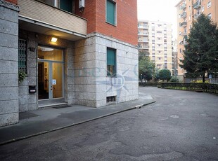 Monolocale arredato in affitto, Milano bande nere
