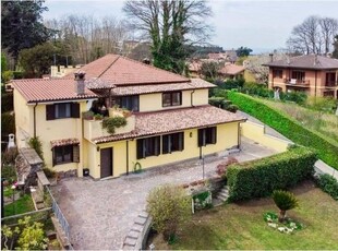 VILLA BIFAMILIARE CON GIARDINO E VISTA PANORAMICA