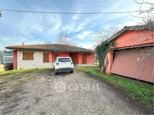 Villa in Vendita in Via Dante Alighieri 1 a Monteforte d'Alpone